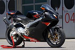 Bike Fans: I'll take one kthx-aprilia-rsvr-04.jpg